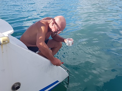 Day after the dinghy theft. Bussi valiantly trying to repair some minor hull damage whilst Michael is out trying to find a replacement dinghy.