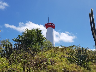 The lighthouse at the harbour entrance... With cannons.